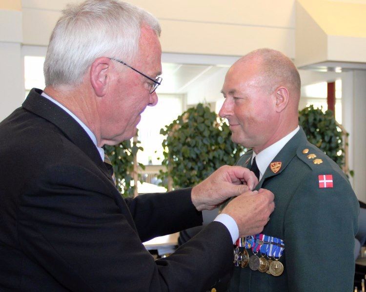 Soldaterforeningen udnævnte sin ærespræsident under frokosten ved jubilæumsstævnet 2015. 
Bemærk, at oberstløjtnanten fortsat bærer 