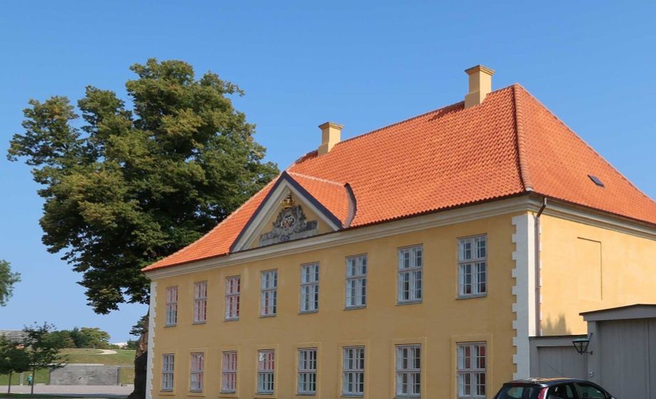 Informationscenteret er indrettet i stueetagen i Kommandantgården i Kastellet og i nær tilknytning til Monumentet, som anes i baggrunden.
Foto: Søren Konradsen